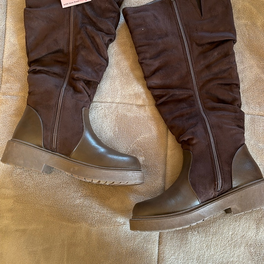 Woman’s wide calf boot
